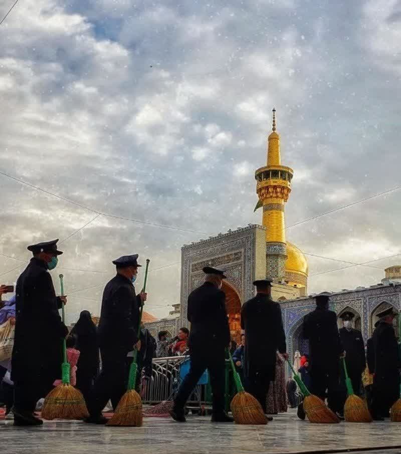 خادم سلطان!کمی آرامتر جارو کن
خرده های قلب من با خاک اینجا درهم است.
39

#ایران_امام_رضا 
#زیر_سایه_خورشید