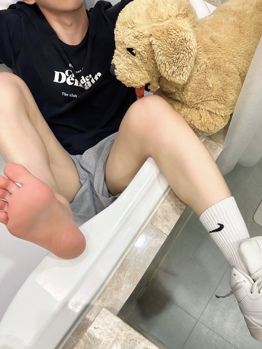 Zias_2006_1107's tweet image. Day thoughts ☀️
Smooth and soft just waiting for attention 👀 
#student #twink #footfetısh