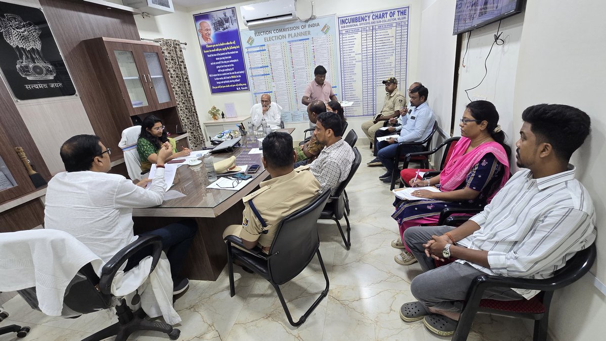 SantoshKhatua6's tweet image. ଆଜି ଶ୍ରୀ ଶ୍ରୀ ପଞ୍ଚଲିଙ୍ଗେଶ୍ୱର ମହାଦେବ ଟ୍ରଷ୍ଟ ବୋର୍ଡର ପ୍ରଥମ ବୈଠକରେ ସାଂସଦ ଶ୍ରୀ @pcsarangi ଙ୍କ ସମେତ ବିଭିନ୍ନ ବିଭାଗର ଅଧିକାରୀଙ୍କ ସହ ଆଲୋଚନା କଲି। ମନ୍ଦିରର ପରିବେଶ ସ୍ୱଚ୍ଛତା ଏବଂ ନୂତନ ଜନକଲ୍ୟାଣକାରୀ ପ୍ରକଳ୍ପ ଉପରେ ଏହି ବୈଠକରେ ଗୁରୁତ୍ୱ ଦିଆଯାଇଛି।
#SantoshKhatua #NilgiriMLA #PeopleFirst