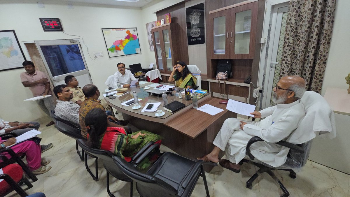 SantoshKhatua6's tweet image. ଆଜି ଶ୍ରୀ ଶ୍ରୀ ପଞ୍ଚଲିଙ୍ଗେଶ୍ୱର ମହାଦେବ ଟ୍ରଷ୍ଟ ବୋର୍ଡର ପ୍ରଥମ ବୈଠକରେ ସାଂସଦ ଶ୍ରୀ @pcsarangi ଙ୍କ ସମେତ ବିଭିନ୍ନ ବିଭାଗର ଅଧିକାରୀଙ୍କ ସହ ଆଲୋଚନା କଲି। ମନ୍ଦିରର ପରିବେଶ ସ୍ୱଚ୍ଛତା ଏବଂ ନୂତନ ଜନକଲ୍ୟାଣକାରୀ ପ୍ରକଳ୍ପ ଉପରେ ଏହି ବୈଠକରେ ଗୁରୁତ୍ୱ ଦିଆଯାଇଛି।
#SantoshKhatua #NilgiriMLA #PeopleFirst