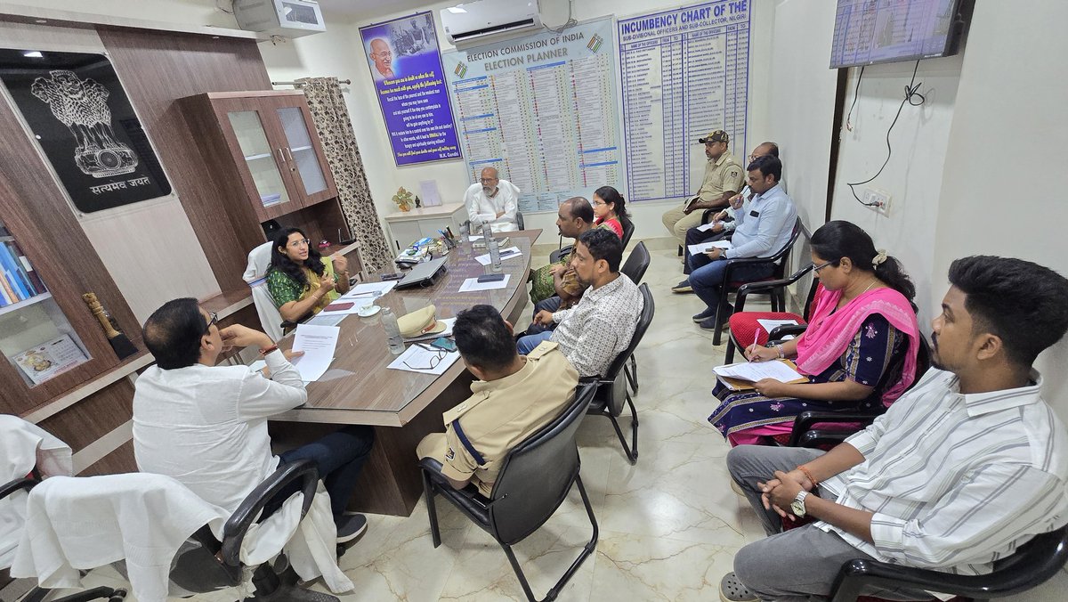 SantoshKhatua6's tweet image. ଆଜି ଶ୍ରୀ ଶ୍ରୀ ପଞ୍ଚଲିଙ୍ଗେଶ୍ୱର ମହାଦେବ ଟ୍ରଷ୍ଟ ବୋର୍ଡର ପ୍ରଥମ ବୈଠକରେ ସାଂସଦ ଶ୍ରୀ @pcsarangi ଙ୍କ ସମେତ ବିଭିନ୍ନ ବିଭାଗର ଅଧିକାରୀଙ୍କ ସହ ଆଲୋଚନା କଲି। ମନ୍ଦିରର ପରିବେଶ ସ୍ୱଚ୍ଛତା ଏବଂ ନୂତନ ଜନକଲ୍ୟାଣକାରୀ ପ୍ରକଳ୍ପ ଉପରେ ଏହି ବୈଠକରେ ଗୁରୁତ୍ୱ ଦିଆଯାଇଛି।
#SantoshKhatua #NilgiriMLA #PeopleFirst