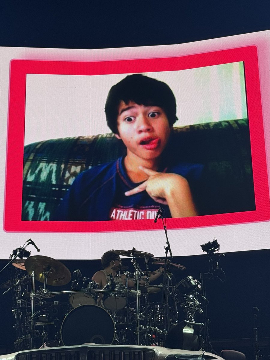 5SOSIndonesia's tweet photo. fetus calum vs uncle calum😬
via @jezzblackheart https://t.co/UC1c1aCEcp