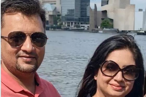 EkSandesh24's tweet image. देहरादून: 45 करोड़ की ठगी कर फरार हुई बिल्डर राखी मित्तल को दुबई में इंटरपोल की मदद से दबोच लिया गया है।पुलिस अब फरार पति दीपक की तलाश और राखी को भारत लाने की प्रक्रिया में जुटी है।#Dehradun #Interpol #UttarakhandPolice #BuilderScam #RakhiMittal #FraudAlert #PropertyScam #Justice