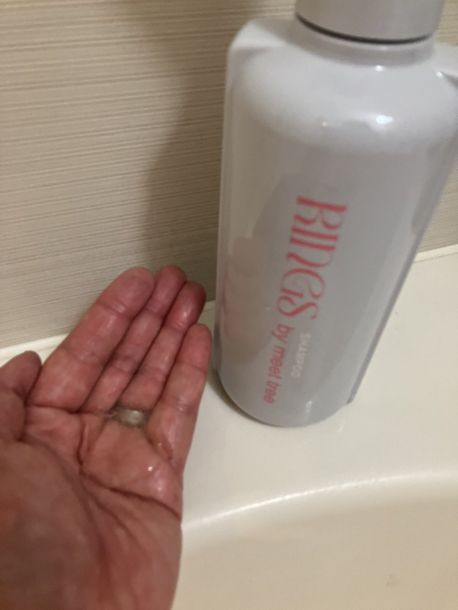 5576Hiro's tweet image. リングス モイストリペアシャンプー／
モイストリペアトリートメント 

うねりケアに特化しており、
年輪のように引き締まったツヤ髪を目指せます。

トステア・レブリン酸が配合され、
土台からまとまりやすい髪に。
@rings_meettree 
#PR #rings #リングス
#うねりケア