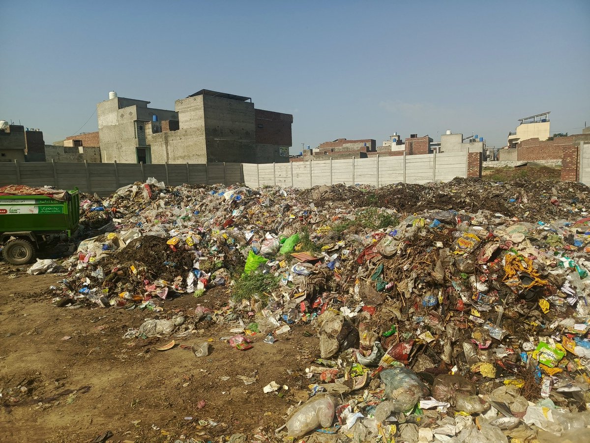 IIrtazaasif's tweet photo. Aoa Madam,
Ye pictures hamza town Phase 1 kahnaa nau ki hai hum log bhi punjab mai he rehty hai aur saaf suthra punjab scheme mai hum bhi aty hai Ye jo Log  bahir se kachra jama krky hamari society  mai laky phenk dety hai phr koi uthany wala bhi nai ata kindly take action. https://t.co/0fIaFpxQ3b