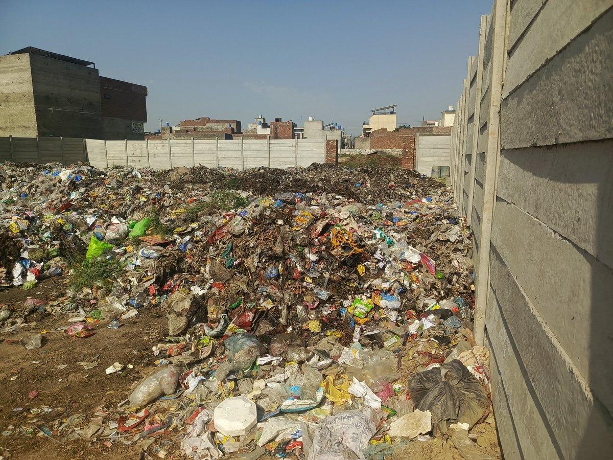 IIrtazaasif's tweet photo. Aoa Madam,
Ye pictures hamza town Phase 1 kahnaa nau ki hai hum log bhi punjab mai he rehty hai aur saaf suthra punjab scheme mai hum bhi aty hai Ye jo Log  bahir se kachra jama krky hamari society  mai laky phenk dety hai phr koi uthany wala bhi nai ata kindly take action. https://t.co/0fIaFpxQ3b