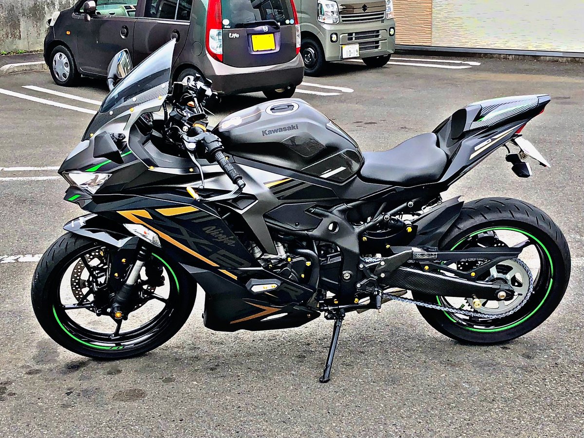 雨です。 またZX-25Rに乗って、雨が降り出す前に帰って来ました 🏠🏍️ 曇り空