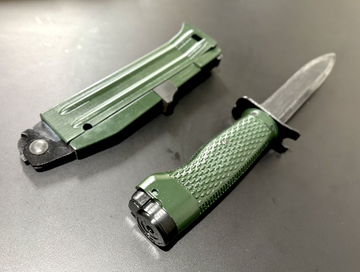 D_K_guns's tweet photo. NRS-2を入手いたしました🥳

見た目はナイフですが実はハンドガン(?)な非常に珍しいアイテムです！

グリップ内部に専用の射出用ガスカートを装填可能となっており、ガスの注入と弾の装填を行います

射撃はグリップ下部のレバーがトリガーになっており、簡易ではありますがリアサイト、フロントサイトまであります👍