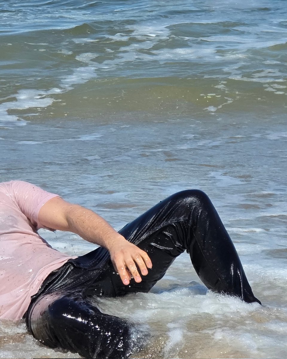 queeruy's tweet photo. #wetlook  #wetjeans #Beach #wetman https://t.co/nalfjAHzpY