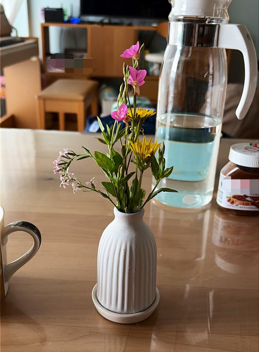 最近お花摘みしてる。

野に咲く　花のように
風に吹かれて
野に咲く　花のように
人を穏やかにして

そんな風に僕たちも
生きて行けたらすばらしい

時には暗い人生も
トンネル抜ければ　夏の海
そんな時こそ野の花の
可憐なこころを　知るのです
