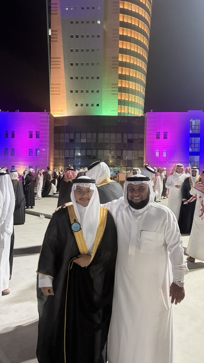 hantool20007's tweet photo. اليوم لا يُشبه أي يوم… فرحتي لا توصف وأنا أشارك ابني لحظة تخرجه من جامعة جازان – كلية التمريض والعلوم الطبية 🎓  
سنوات من الجهد والتعب تُزهر فخرًا واعتزازًا 💙  
اللهم اجعلها بداية طريق مليء بالنجاح والعطاء.  
#تخرج #جامعة_جازان # https://t.co/JmeEXs05PJ