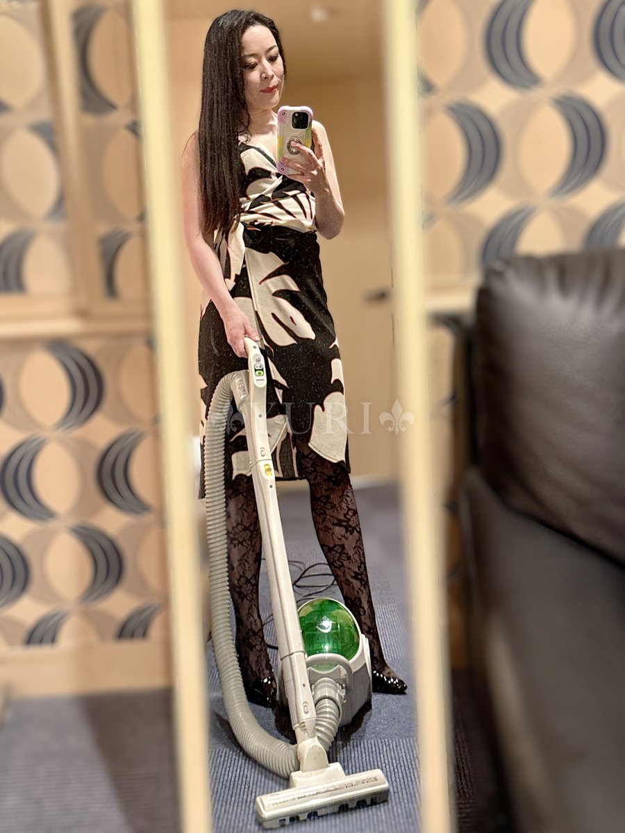 FetishiSM_Lilly's tweet photo. 初めましてくんと久々の掃除機。

部活で汚し��きたジャージを吸い付くし！

全身を吸っていると反応してしまうキミの××管理まで…

ママに管理されちゃうだなんて、いつの間にそんな変態に育っちゃったんだろうね？

そんないうストーリープレイ^^

今回はたくさん吸わせてくれてありがとう、またね！ https://t.co/ugYh4DkHhM