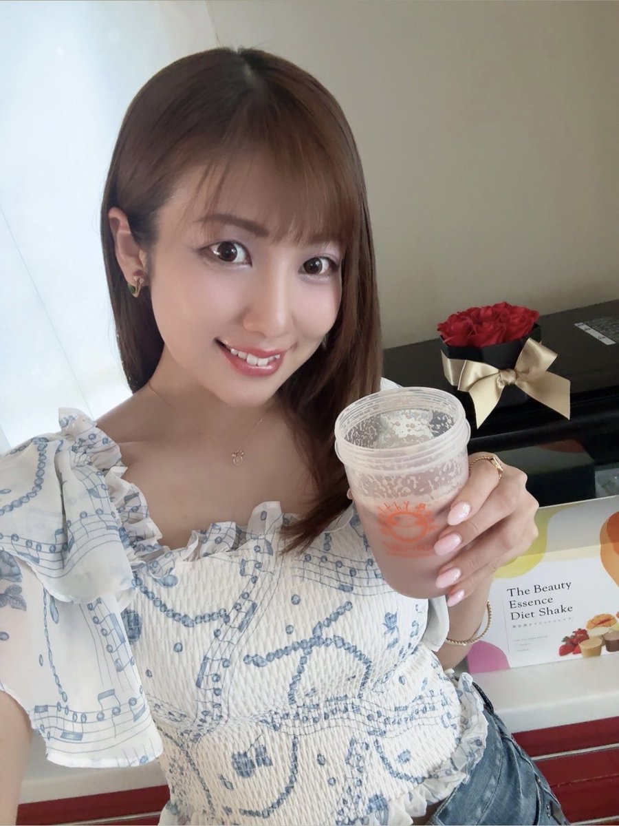 asamice428's tweet photo. 美容液ダイエットシェイクだよ♡🍹

朝食や間食に置き換えれて、痩せるし、
7種類の味があって全部すごく美味しいしよ♡🌈

ピュア・コラーゲン4000mg配合だよ♡

https://t.co/ieLWanYTrc

#ダイエット #ヘルシーバンク #美容 #美容液ダイエットシェイク https://t.co/9sX66mfcbB