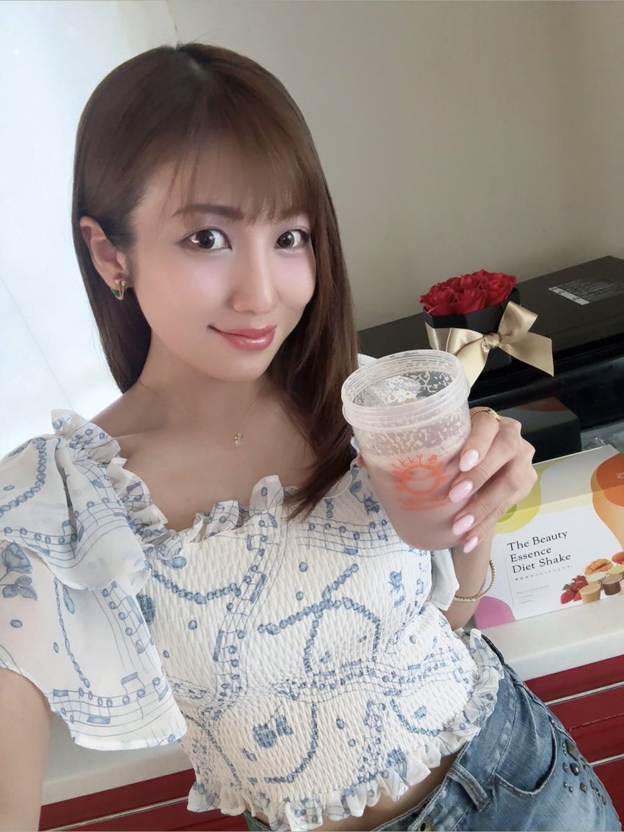 asamice428's tweet photo. 美容液ダイエットシェイクだよ♡🍹

朝食や間食に置き換えれて、痩せるし、
7種類の味があって全部すごく美味しいしよ♡🌈

ピュア・コラーゲン4000mg配合だよ♡

https://t.co/ieLWanYTrc

#ダイエット #ヘルシーバンク #美容 #美容液ダイエットシェイク https://t.co/9sX66mfcbB