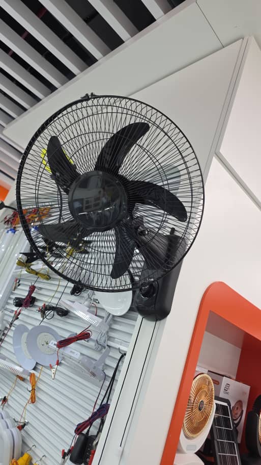 BuymooreEnergy's tweet photo. We have solar rechargeable wall and standing fan in stock. 
Wall fan 16" 45,000 
Wall fan 18" 55,000 
Standing fan 16" 90,000 https://t.co/pbH69CP6Hb