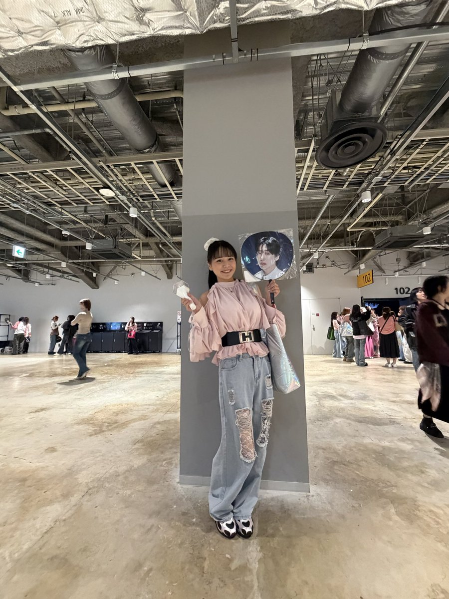 _yu_8_8's tweet image. 今日もMONSTAXのライブ🥰
サウンドリハ ガチかっこよかった♡
開演までバライティー見て待ってよ🥰

C列の1番前なので
昨日と比べたら神席とは言えないが
昨日と違い首は痛くならなそう🤣

心のお天気晴れだ☺️