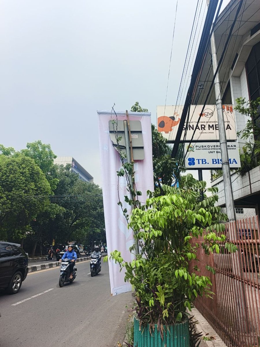 Udah mah haltenya cuma plang, ketutupan banner iklan nu masangna kieu patut.

Ini iklannya berizin loh, ada cap pajaknya. Kumaha ieu? <a href="/Pizza_HutID/">Restoran Pizza Hut</a> <a href="/dpmptsp_cimahi/">DPMPTSP Kota Cimahi</a> <a href="/Dishub_Cimahi/">Dishub Kota Cimahi</a> <a href="/cimahikota/">Pemkot Cimahi</a> 

📍: Halte MJT Kebon Kopi (maps.app.goo.gl/7szpfk3KnJpQpL…)
📷: Anggota FDTB, 29/04/26, 12:40 WIB