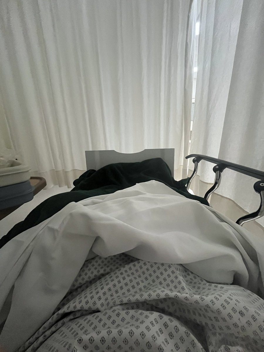 Primer semana, pasar de entrenar y estar inquieto todos los dias a estar acostado sin poder levantar la pierna, dormir incomodo y depender de demas personas. Con un objetivo claro, recuperarme y volver de a poco🙌🏻❤️‍🩹