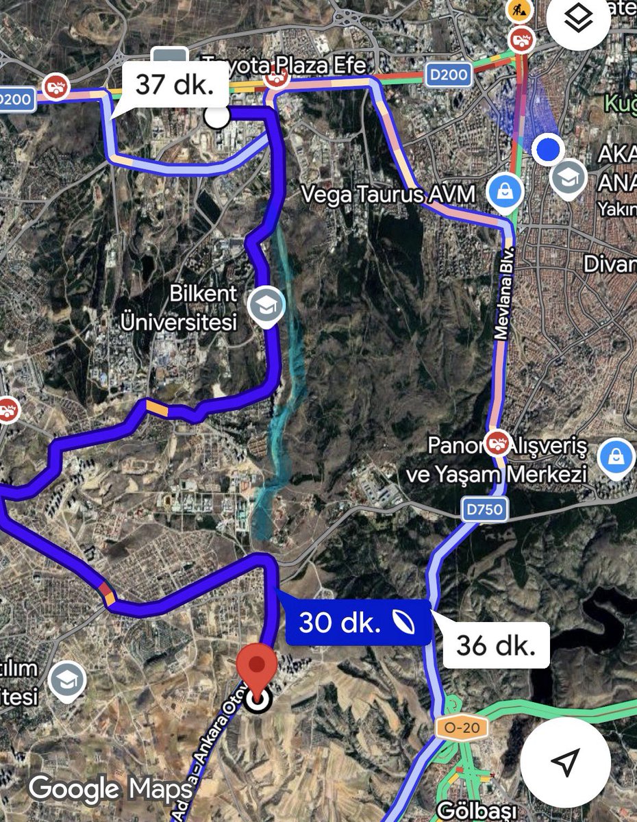 bercinyigitasln's tweet photo. İncek ile Bilkent’i bağlayacak yol yıllardır açılamadığı için her gün on binlerce araç ya Konya yolunu daha da şişiriyor ya da Beytepe üzerinden geniş bir hilal çizerek Bilkent Şehir hastanesi/Mustafa Kemal mah/Cepa/Kentpark bölgesine ulaşabiliyor.

2017 yılında imar planlarına giren. 2022’de altyapısı ve bağlantı köprüleri dahi bitirilen yolun son 200 metresi Jandarma ve Sahil Güvenlik Akademisi arazisinden geçiyor. Anlaşılan kördüğüm de burada başlıyor.

Daha önce Mansur Yavaş @mansuryavas06 yolun 2026 yılı içerisinde açılmasının planlandığını söyledi ancak henüz hiç bir çalışma yok. @jandarma ile @ankarabbld arasında anlaşma sağlanamadığı konuşuluyor. 

Umarım @jsgaedutr @jandarma kamu yararını gözeterek arazisinin kıyısından yol geçmesine bir an önce razı olur, her gün yüzbinlerce Ankaralının trafik çilesi son bulur.