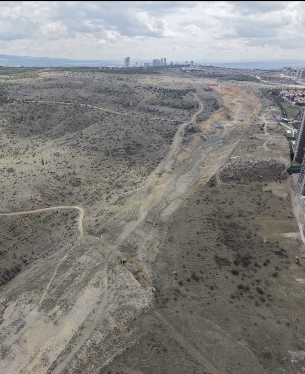bercinyigitasln's tweet photo. İncek ile Bilkent’i bağlayacak yol yıllardır açılamadığı için her gün on binlerce araç ya Konya yolunu daha da şişiriyor ya da Beytepe üzerinden geniş bir hilal çizerek Bilkent Şehir hastanesi/Mustafa Kemal mah/Cepa/Kentpark bölgesine ulaşabiliyor.

2017 yılında imar planlarına giren. 2022’de altyapısı ve bağlantı köprüleri dahi bitirilen yolun son 200 metresi Jandarma ve Sahil Güvenlik Akademisi arazisinden geçiyor. Anlaşılan kördüğüm de burada başlıyor.

Daha önce Mansur Yavaş @mansuryavas06 yolun 2026 yılı içerisinde açılmasının planlandığını söyledi ancak henüz hiç bir çalışma yok. @jandarma ile @ankarabbld arasında anlaşma sağlanamadığı konuşuluyor. 

Umarım @jsgaedutr @jandarma kamu yararını gözeterek arazisinin kıyısından yol geçmesine bir an önce razı olur, her gün yüzbinlerce Ankaralının trafik çilesi son bulur.