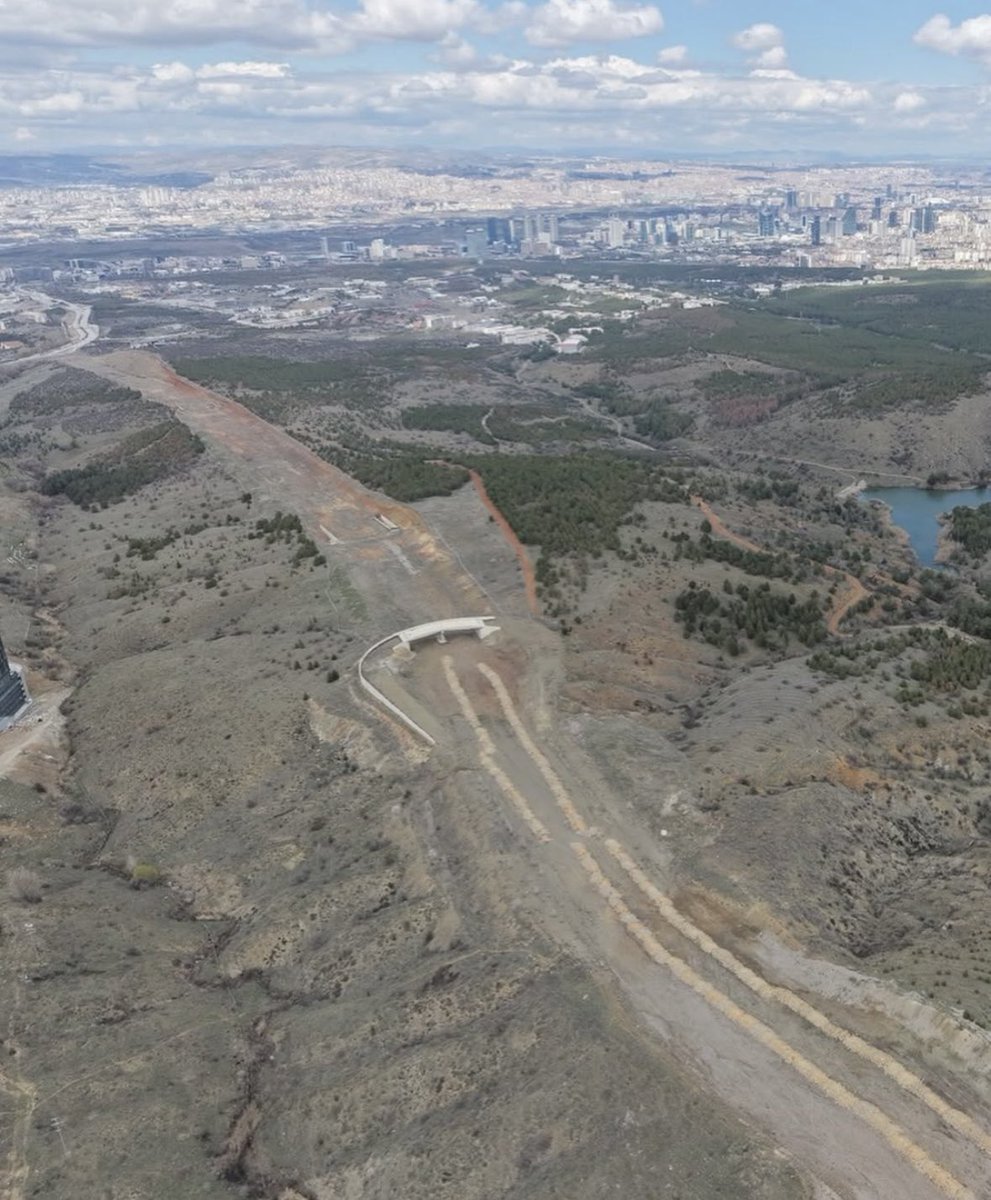 bercinyigitasln's tweet photo. İncek ile Bilkent’i bağlayacak yol yıllardır açılamadığı için her gün on binlerce araç ya Konya yolunu daha da şişiriyor ya da Beytepe üzerinden geniş bir hilal çizerek Bilkent Şehir hastanesi/Mustafa Kemal mah/Cepa/Kentpark bölgesine ulaşabiliyor.

2017 yılında imar planlarına giren. 2022’de altyapısı ve bağlantı köprüleri dahi bitirilen yolun son 200 metresi Jandarma ve Sahil Güvenlik Akademisi arazisinden geçiyor. Anlaşılan kördüğüm de burada başlıyor.

Daha önce Mansur Yavaş @mansuryavas06 yolun 2026 yılı içerisinde açılmasının planlandığını söyledi ancak henüz hiç bir çalışma yok. @jandarma ile @ankarabbld arasında anlaşma sağlanamadığı konuşuluyor. 

Umarım @jsgaedutr @jandarma kamu yararını gözeterek arazisinin kıyısından yol geçmesine bir an önce razı olur, her gün yüzbinlerce Ankaralının trafik çilesi son bulur.