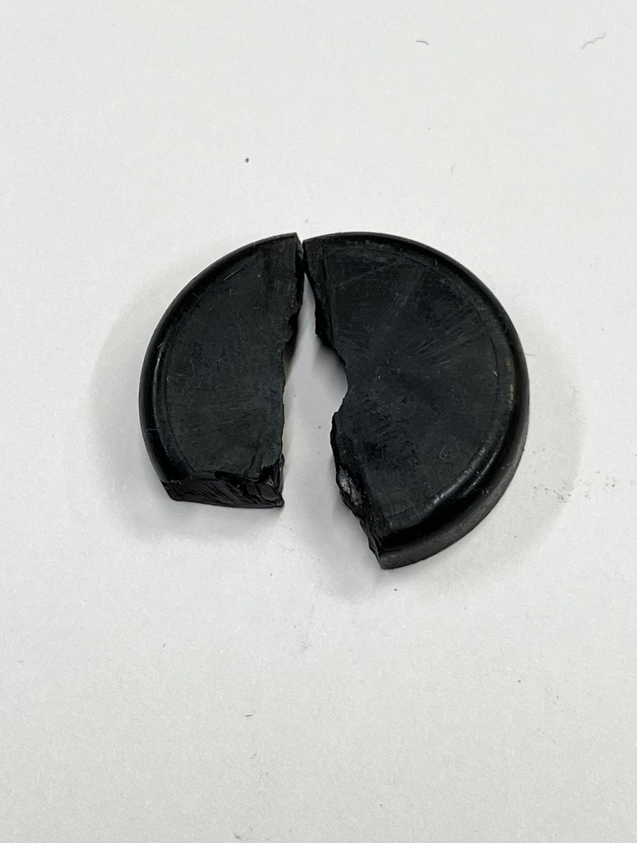 normal_fuumi_fd's tweet photo. 足元になんかある…？
粉砕したゴム？
ここかっ
モノタロウで　ニッサン　ラバー　46532-89900　を注文💨 https://t.co/SK77OPzJ3d
