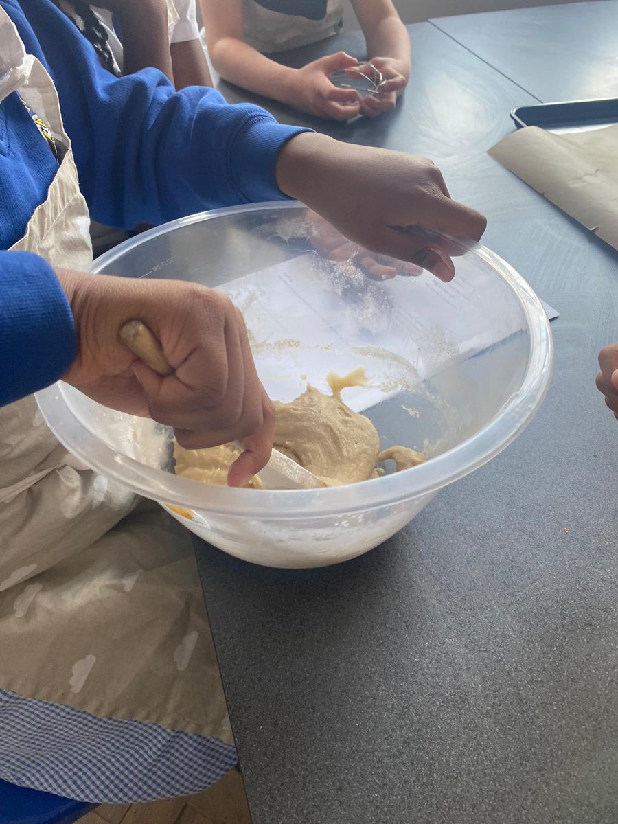 STOCSch's tweet image. Our KS2 After School Baking Club served up for some beautiful Golden Oat cookies today! 💙💛 @stocsch #bakingclub 💙💛