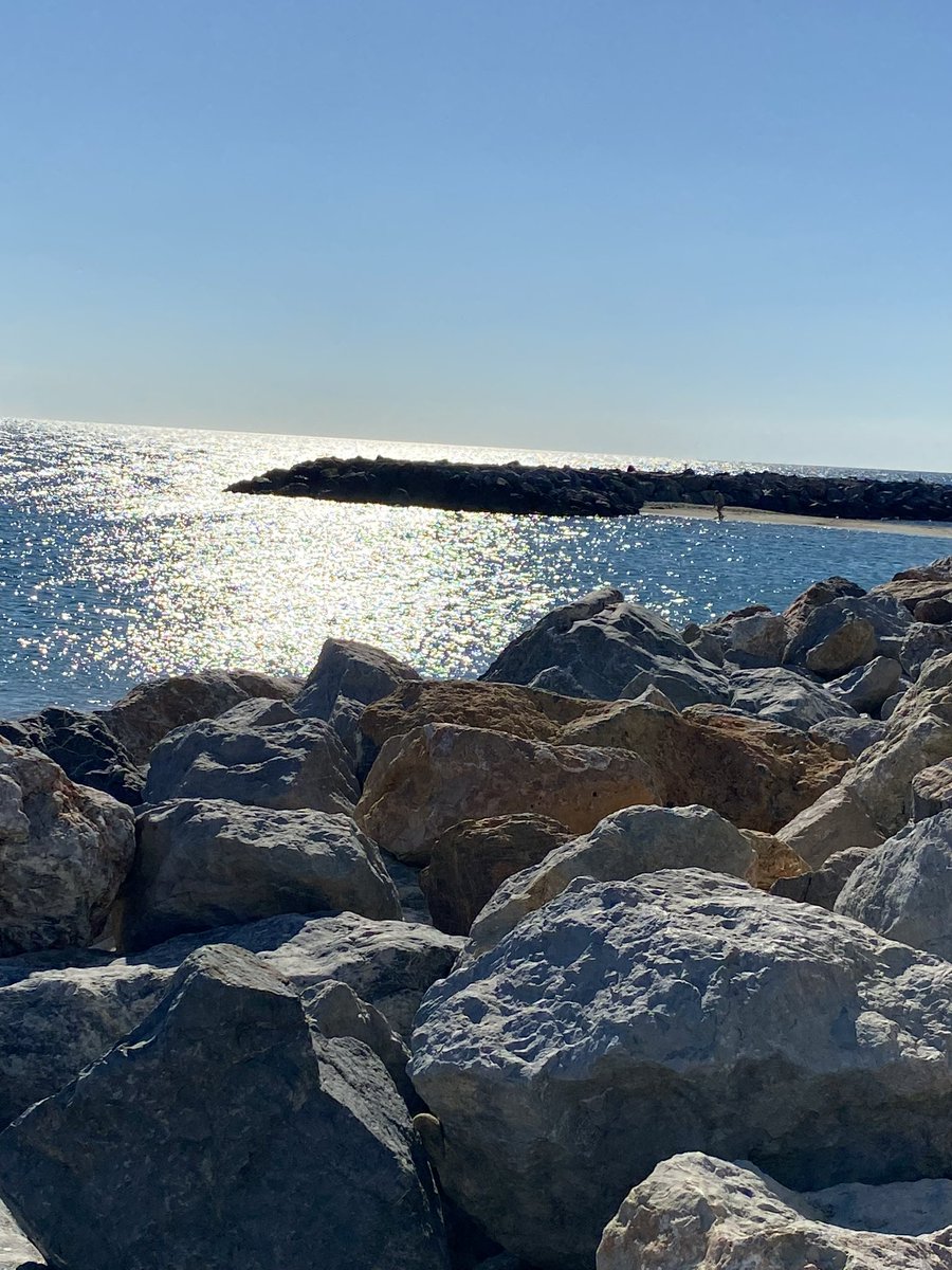 cherryr53252632's tweet image. Mercredi matin. Ça se lève doucement. L’odeur marine.
#staringatthesea
#lamer
#rock
