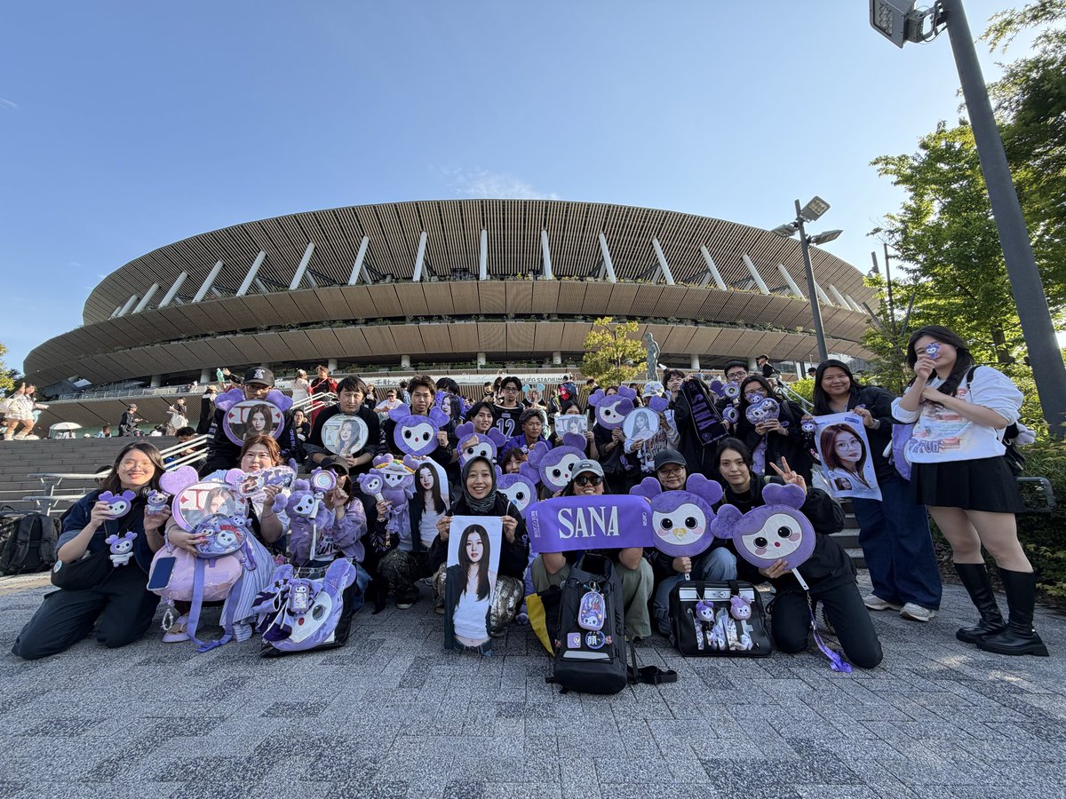 mayaonni_TWICE's tweet photo. さなちゃんに届きますように🪽🫧さなちゃんがだいすき！！だけで集まったみんなだよ〜〜さなちゃんのおかげで人生たのしいよ〜！！！💜

#SANA #サナ #사나 #TWICE国立最終日
#TWICE_THISISFOR_WORLD_TOUR https://t.co/ISOl2xOcSD
