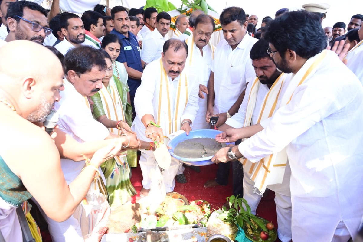 నిజామాబాద్ జిల్లా కేంద్రంలో కాంగ్రెస్ పార్టీ నూతన భవన నిర్మాణ పనులకు భూమి పూజ చేసిన మంత్రి సీతక్క గారు, టీపీసీసీ అధ్యక్షులు, ఎమ్మెల్సీ మహేష్ కుమార్ గౌడ్ గారు. 
ఈ కార్యక్రమంలో ప్రభుత్వ సలహాదార్లు షబ్బీర్ అలీ గారు, సుదర్శన్ రెడ్డి గారు, కార్పొరేషన్ చైర్మన్లు, ముఖ్య నాయకులు