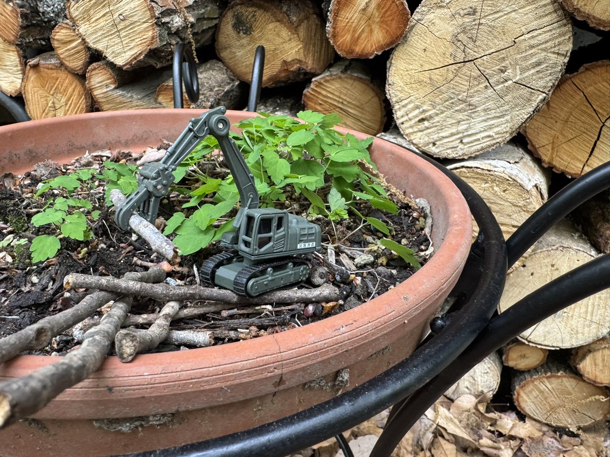 kozpaper's tweet image. GWのDIYその１ー②
完成〜
だから〜遊ぶな！って🤣

#コズ紙以外オートバイサービス
#アイアンフラワースタンド
#DIY
#半自動
#GWのDIY
#トミカ
#TOMICA