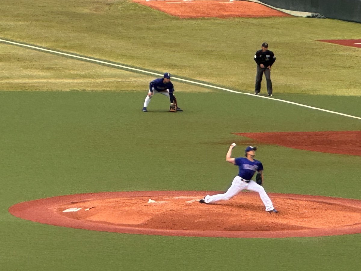 戸田球場、どらほー！
河川敷でピクニックしてきました〜

こんな寒くても絶対半袖勢いるよね笑
写真は梅野くん