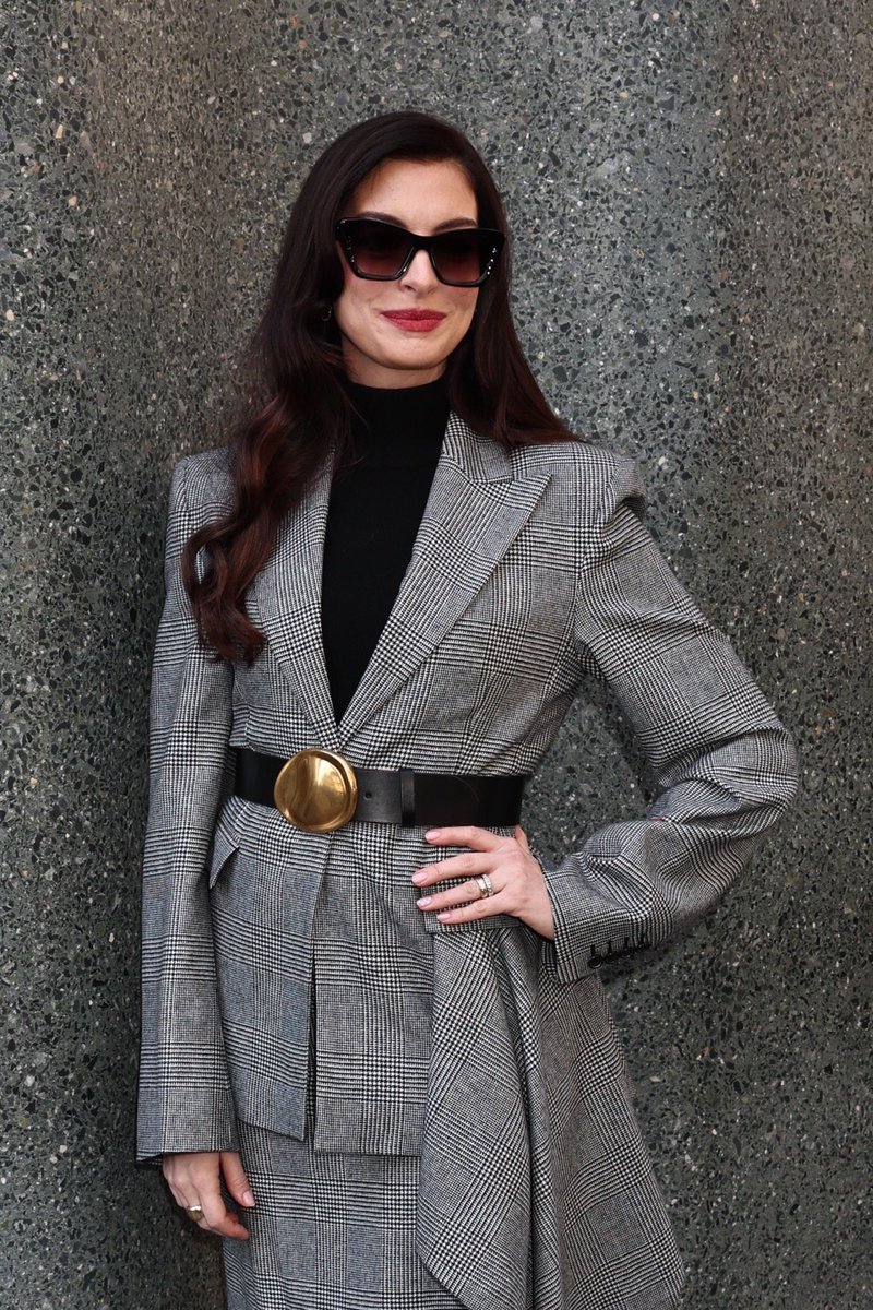 Vogue_Fashion0's tweet image. إطلالة آن هاثاواي
في برنامج Good Morning America
حملت توقيع دار
مايكل كورس
مجموعة خريف/شتاء 2026

إطلالة أنيقة ومُرتبة
وأشوفها أجمل إطلالاتها الأخيرة…🖤

#AnneHathaway
#MichaelKors 
#TheDevilWearsPrada2