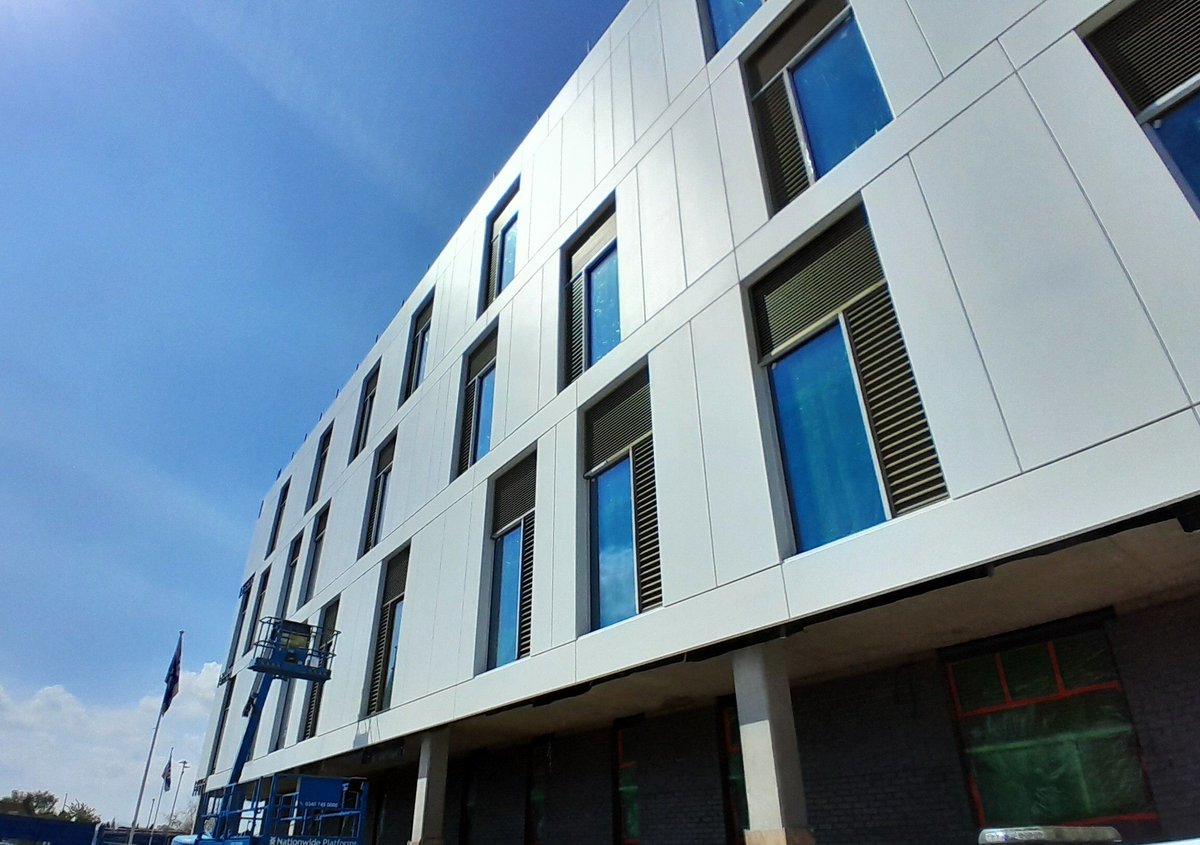 LongworthFacade's tweet image. Progress photos from Royal Shrewsbury Hospital where we are delivering roof, facade and louvre packages for Vinci Building UK 

#shrewsbury #roofing #cladding #constructionuk #rainscreen