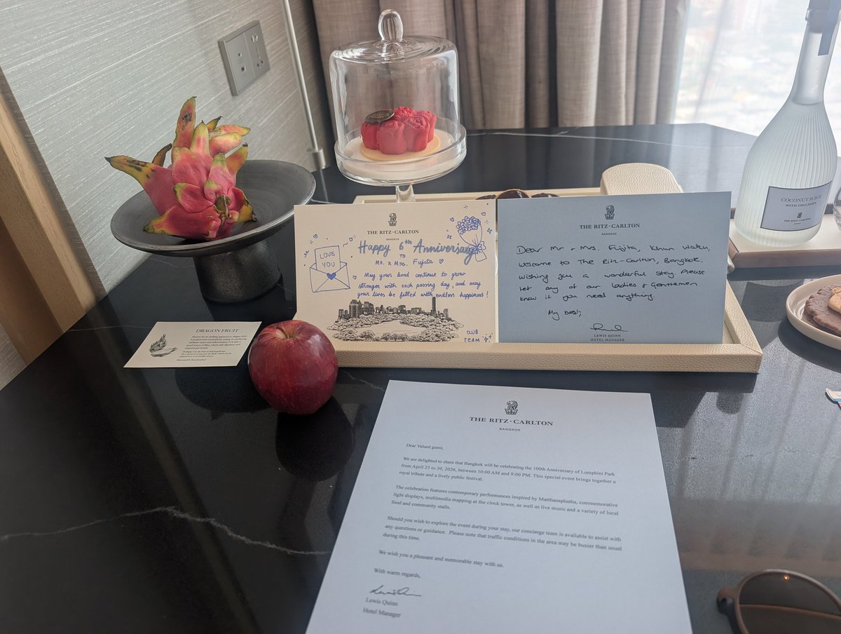 Mrhage28's tweet photo. 息子の園がGW休みなんで2週間家族旅行＆仕事でバンコクへ。前後に乗り継ぎで沖縄＆台湾も。

日に日に怪しいアジア人感が増してきた🥸

最近はポータブルディスプレイも買ったので、どこでも仕事ができるのがありがたい。今日は何日もは泊まれないけど大好きで毎回1泊だけするリッツカールトン。 https://t.co/eizpz9rKPG