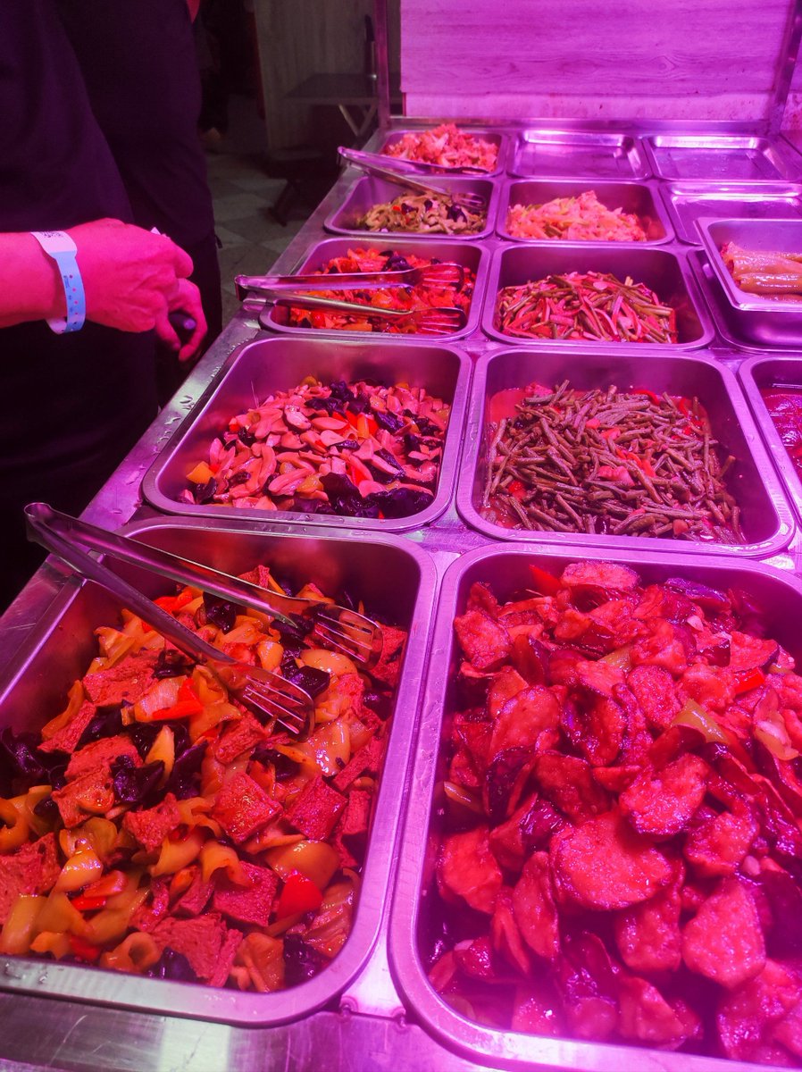 Aldair22046025's tweet image. Spent the weekend packing meals for 200+ low-income families with @CityVolunteerTeam!  Grateful to turn care into action—every box = a warm meal, every smile = pure joy. #VolunteerLife #CommunityImpact #LoveInAction