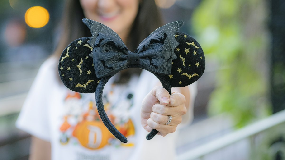🦇新作ハロウィーンカチューシャ登場✨

Black Bat Ear Headband が発売🎃
コウモリモチーフのリボンに
黒×ゴールドの上品デザインが可愛すぎる…🖤
大人っぽいハロウィーンコーデにもぴったり🔥
(まだ発売されていない) #最新ミミ情報