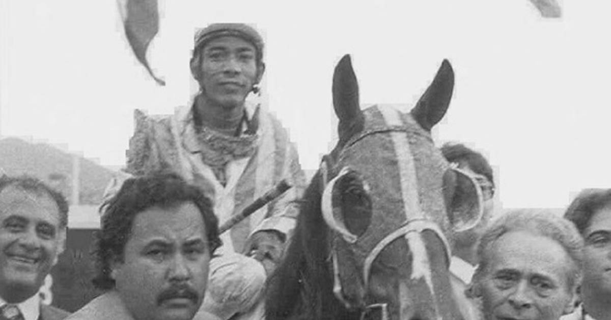 javiergon56's tweet photo. TRAGEDIA EN EL HIPISMO
29 de abril de 1988: Falleció trágicamente en la pista del Hipódromo La Rinconada, en Caracas, el jinete caraqueño Rubén Huerta, d 29 años, quien conducía al caballo Lundy y rodó a la altura de los 800 metros finales, en la quinta carrera de ese día. (Hilo) https://t.co/gx7UhsMJfI