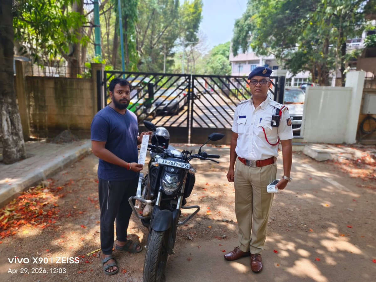 ecitytrfps's tweet photo. @motordave2 @madivalatrfps @blrcitytraffic @Jointcptraffic @tdkarnataka @NHAIROBengaluru @DgpKarnataka @alokkumar6994 @CPBlr Bike rider penalized, Thanks https://t.co/m6tzevIiLt