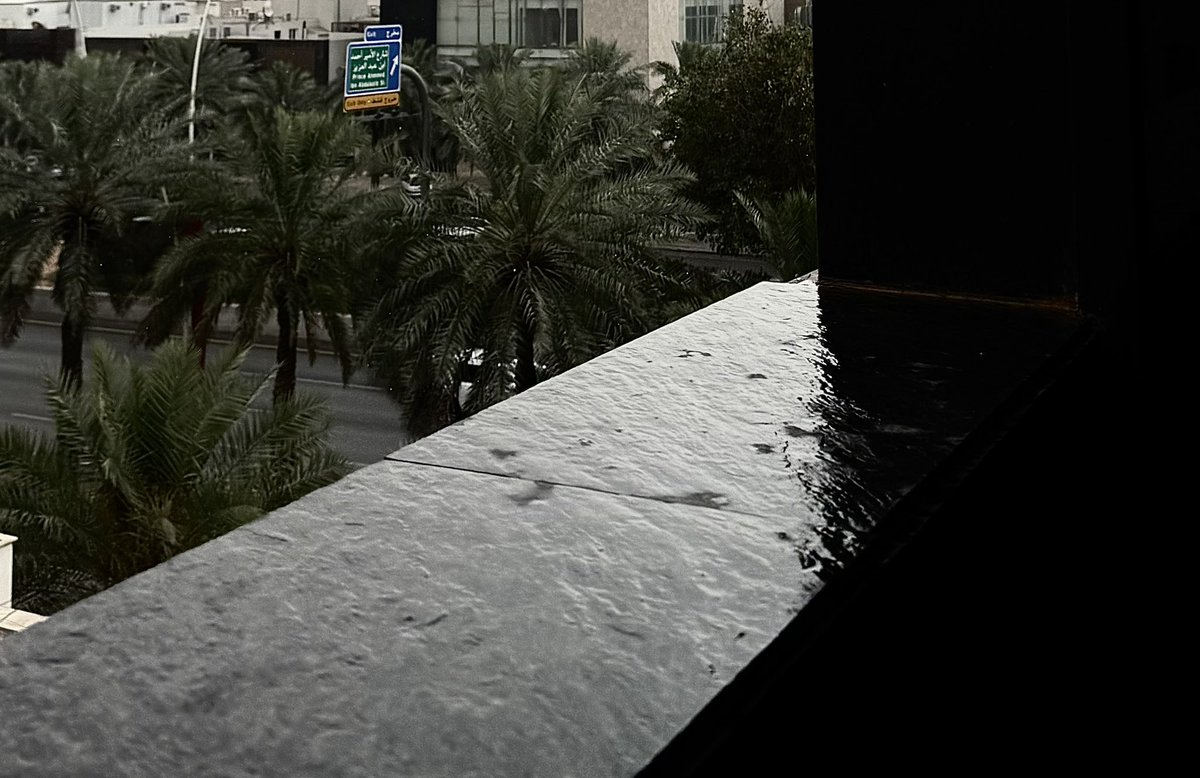 danahnas's tweet photo. المطر مواساة ربانية يارب لك الحمد 🤍 https://t.co/0YcaLX35WN