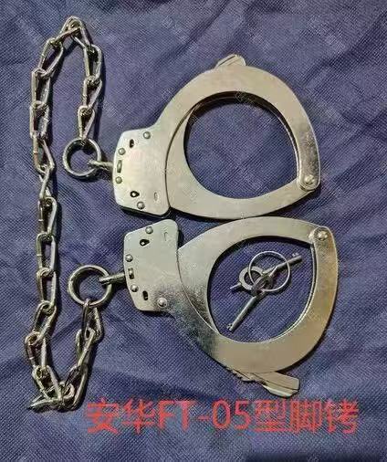 手铐玫瑰金脚铐连体铐 tweet media