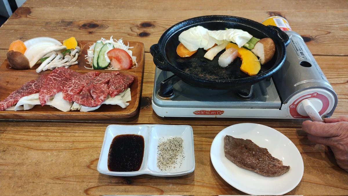 meizingMW's tweet photo. 松坂到着、松阪牛食す。うん、人間その気になれば１日で三大和牛制覇出来るってこったなっ。総じて和牛は和牛の味だった。これはこれで美味しかったけど、安くてデカい肩ロースとかでも満足できるなぁとか思ういい年したオッサンであった。 https://t.co/WJLm07Hxco