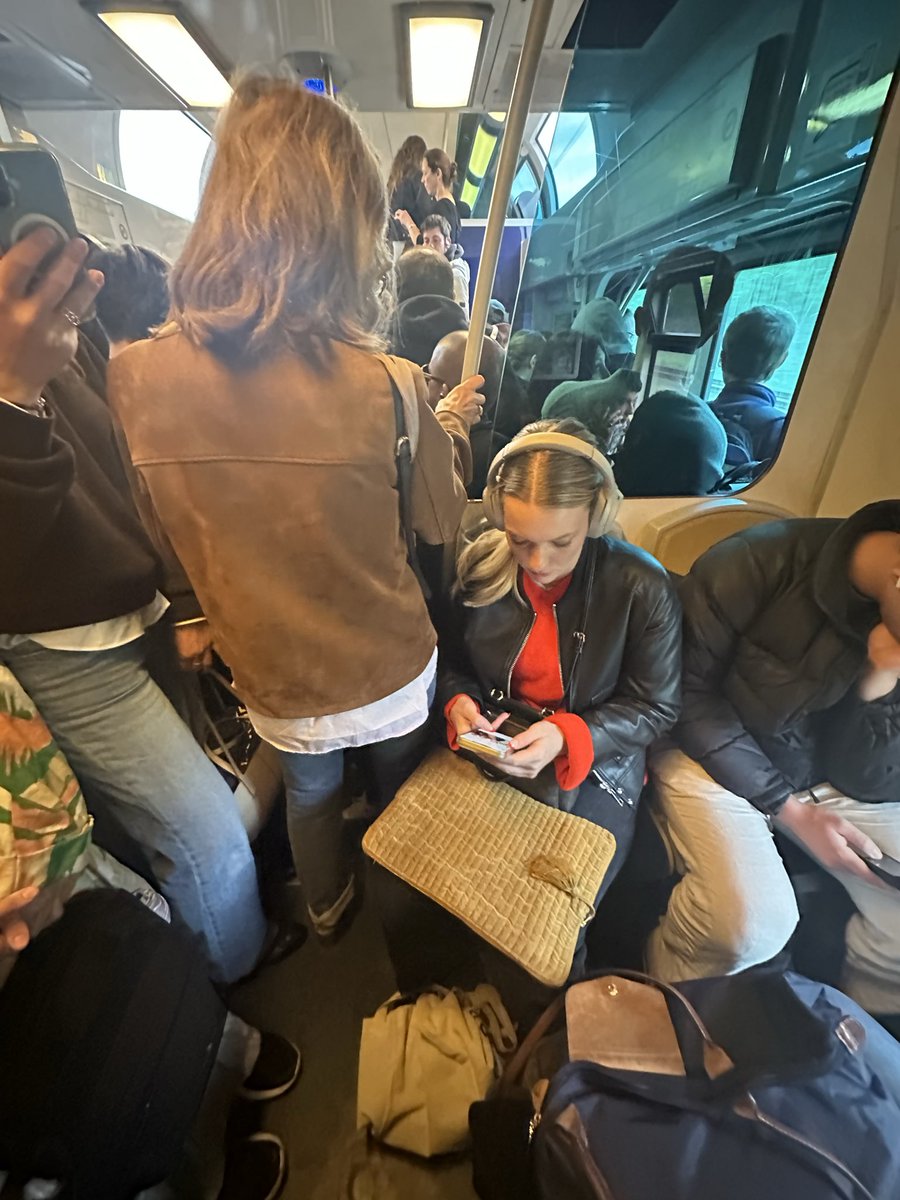 Anne_Dns's tweet photo. Bonjour @vpecresse @LIGNEJ_SNCF combien de temps encore allons-nous subir des problèmes sur la ligne J axe Vernouillet - PSL ? 1 mois que l’on parle d’un pb d’exploitation, que des trains sont supprimés sans aucune annonce en gare. Et l’abonnement navigo augmente chaque année! https://t.co/CO1P8NOiqj