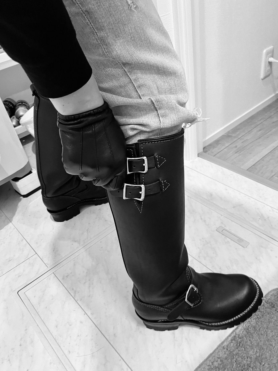 minasutop's tweet image. Clean up 😈
#leather #leatherman #bootsaddict