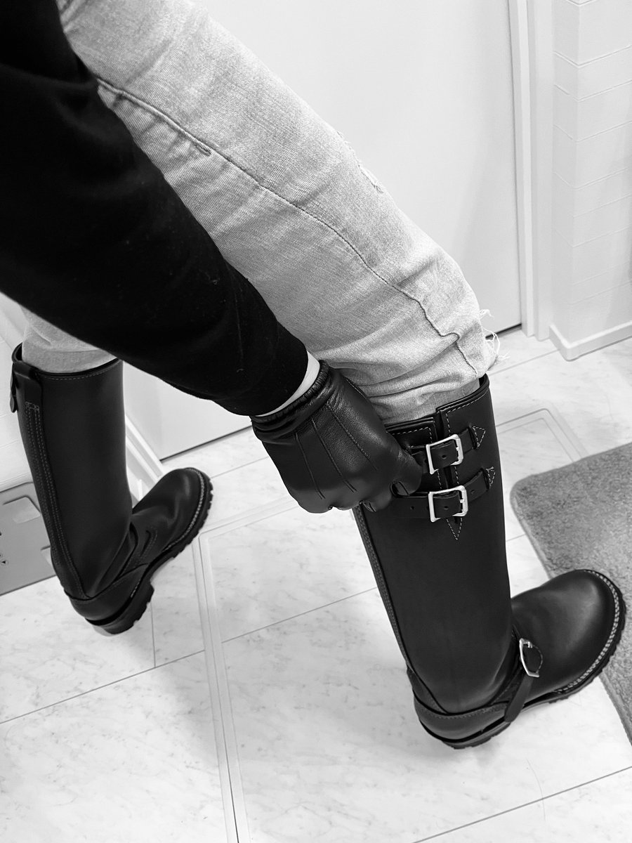 minasutop's tweet image. Clean up 😈
#leather #leatherman #bootsaddict