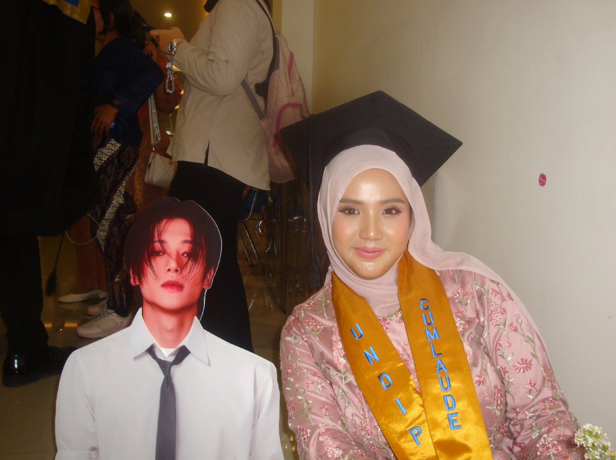 osuumee's tweet photo. 4 months late for my 19th birthday present but yay i graduated before 20 😽🩷 https://t.co/IezM73feuh