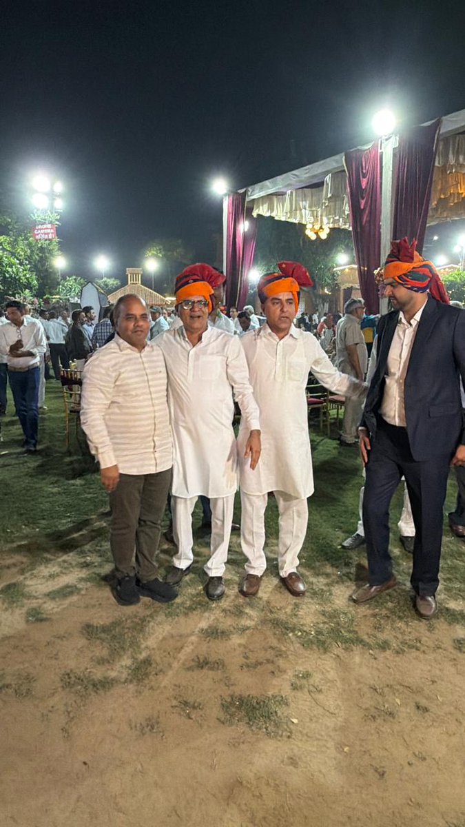 BatraYashpal's tweet photo. पूर्व पार्षद धर्मवीर कटारिया की सुपुत्री के विवाह समारोह में नेकी राम फ़ार्म, गुरुग्राम में सम्मिलित होकर नवविवाहित युगल को शुभकामनाएँ एवं आशीर्वाद दिया।

यशपाल बत्रा
पूर्व वरिष्ठ उप महापौर, गुरुग्राम
एवम् बीजेपी प्रदेश प्रवक्ता https://t.co/k1FGBdXnyr