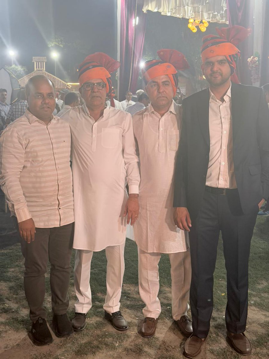 BatraYashpal's tweet photo. पूर्व पार्षद धर्मवीर कटारिया की सुपुत्री के विवाह समारोह में नेकी राम फ़ार्म, गुरुग्राम में सम्मिलित होकर नवविवाहित युगल को शुभकामनाएँ एवं आशीर्वाद दिया।

यशपाल बत्रा
पूर्व वरिष्ठ उप महापौर, गुरुग्राम
एवम् बीजेपी प्रदेश प्रवक्ता https://t.co/k1FGBdXnyr