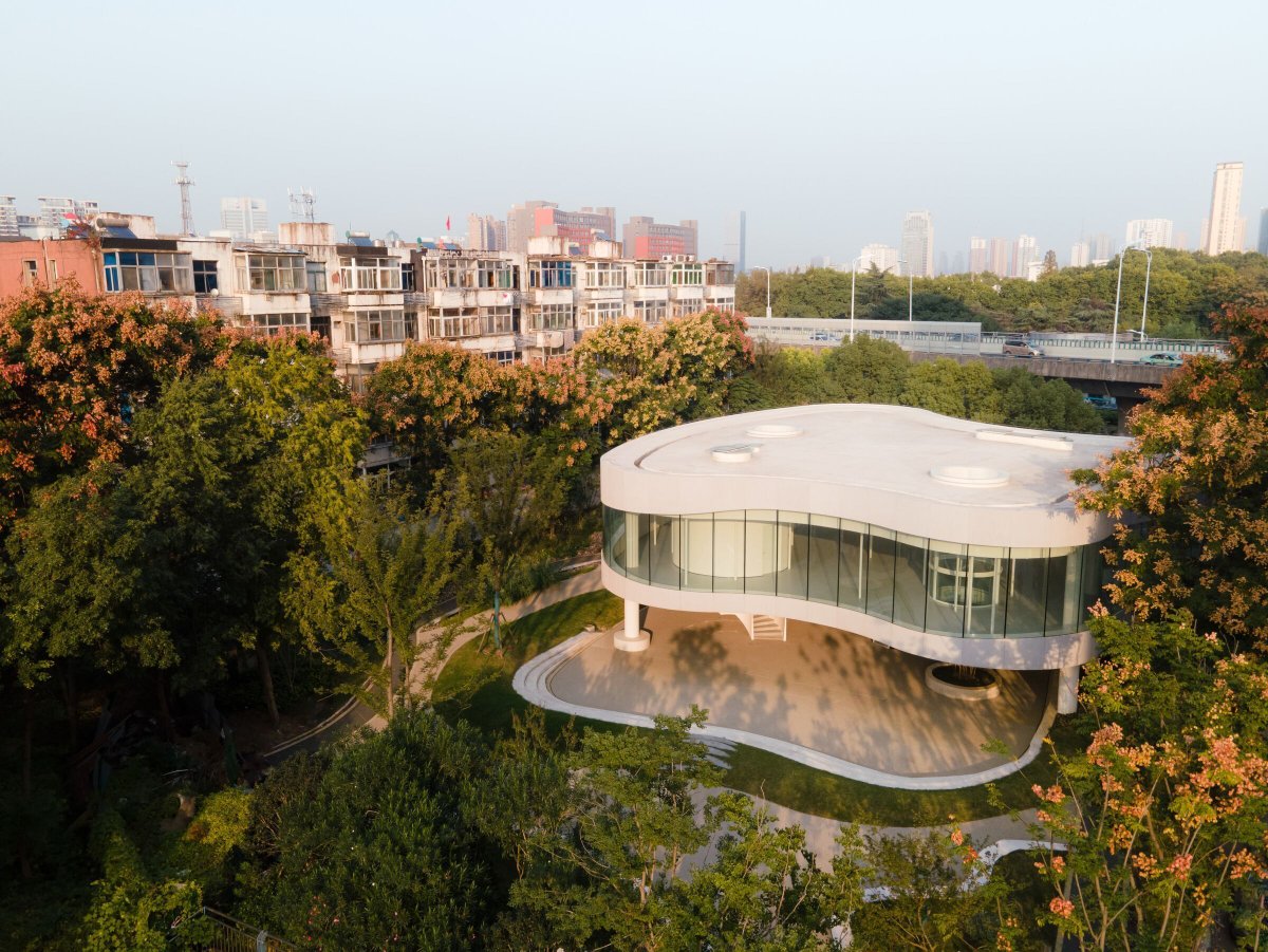 Archello's tweet photo. The Learning Center at the University of Science and Technology of China by Heimat Architects reclaims a constrained residual site through a lifted steel structure anchored to existing tunnel piles. 
https://t.co/gU8Qk4GNQL 

#SteelStructure #AdaptiveReuse #UrbanIntervention https://t.co/jabm0hluDb