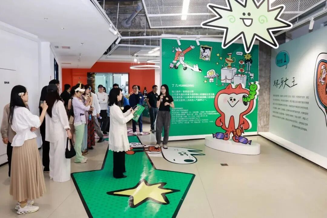 Do young people have a Plan B?
Or perhaps an unexpected one?
Still unsure? Then come visit the healing illustration exhibition at the Sanya CBD!
Themed "The Unexpected Plan B," this exhibition centers on original, soothing illustrations created by young artists. By blending